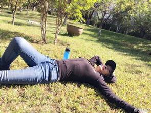 草地晒太阳生活照,悠闲生活瞬间