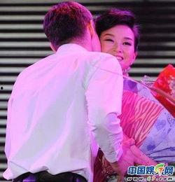 女明星的胸被强吻扒裤,女明星遭遇强吻扒裤事件引发热议